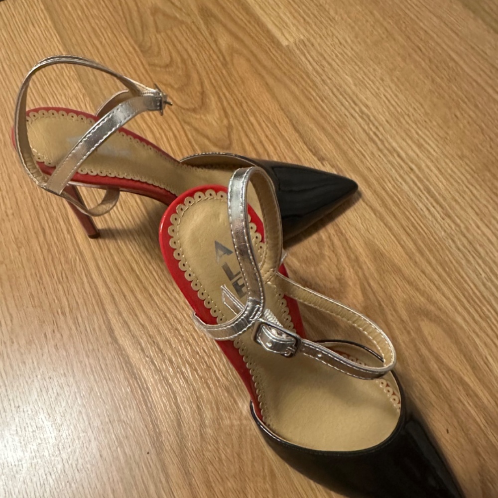 Sandals - Picture 2 of 9